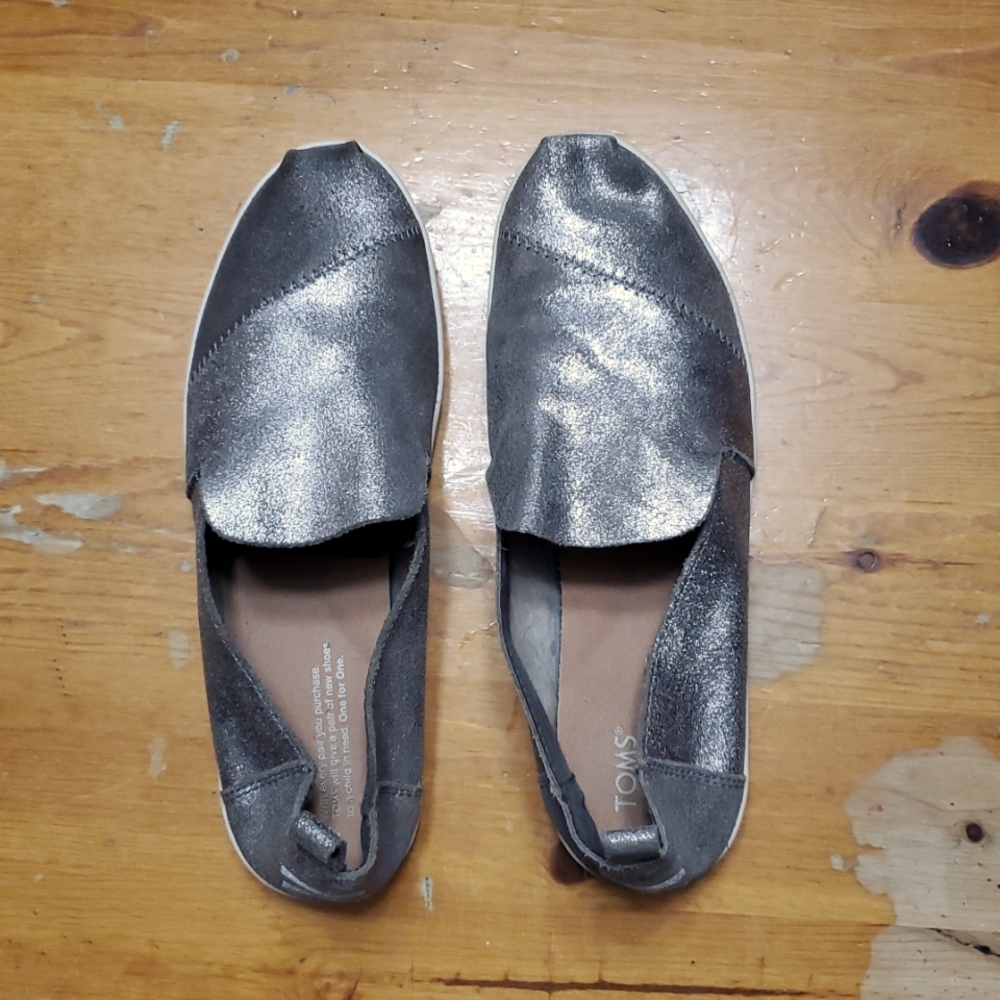 like-new TOMS deconstructed alpargata in metallic pewter leather. women's 8.5